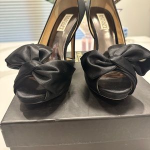 badgley mischka black satin pump peep toe 7 1/2